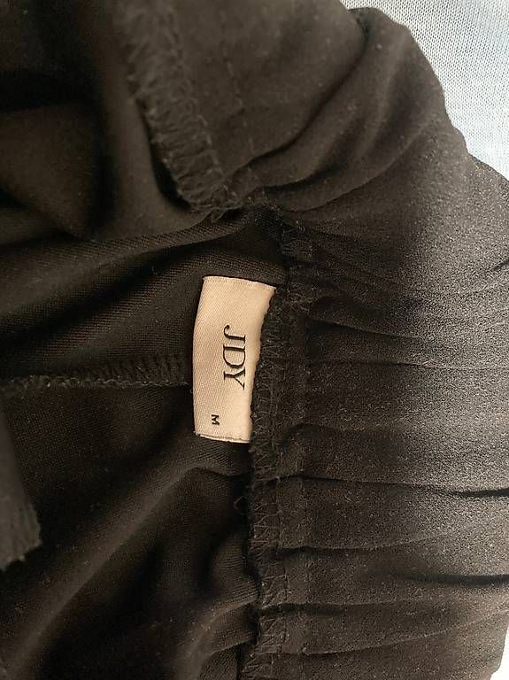 Lots de vêtements: Short JDY taille M – D'occasion à Aproz (Nendaz) par stbornet 1