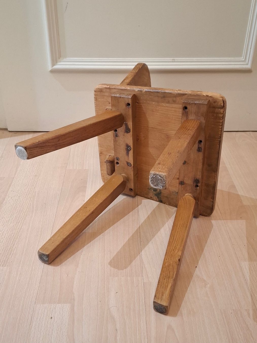 Stühle: Rustikale Kinderstuhl 1950 Authentischer Vintage-Alpenhocker – Gebraucht aus Zürich von bruzolda 3