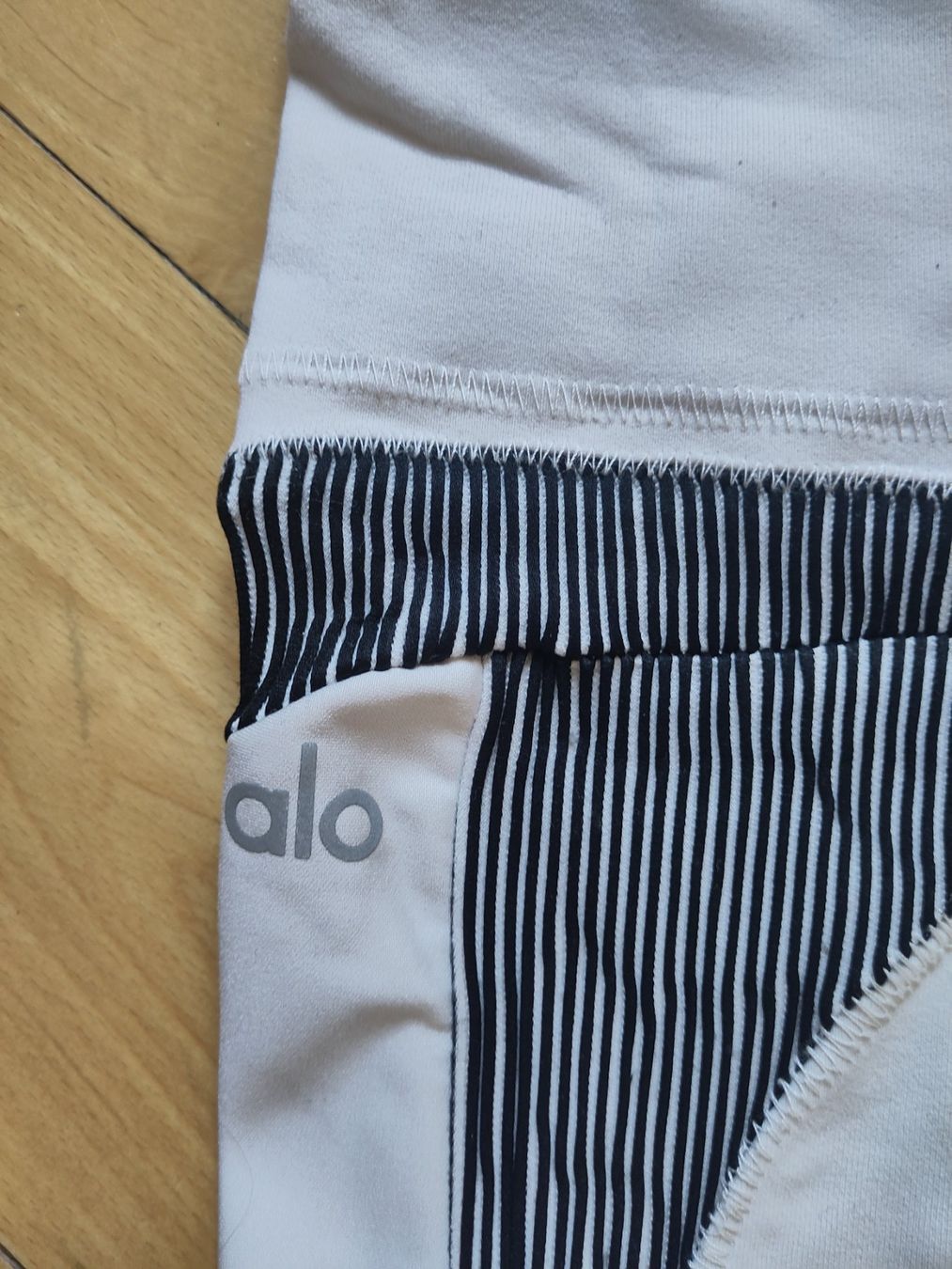 Alo Yoga Leggings: Alo Yoga Legging - Electric Bone – Nuovo (secondo la descrizione) da Luzern venduto da birnli 3