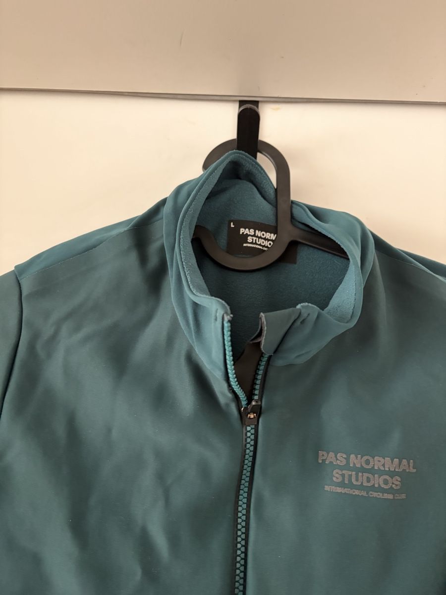 Pas Normal Studios Leibchen & Hosen: Pas Normal Studios Winter Jersey – Gebraucht aus Zürich von von_sj9s 2