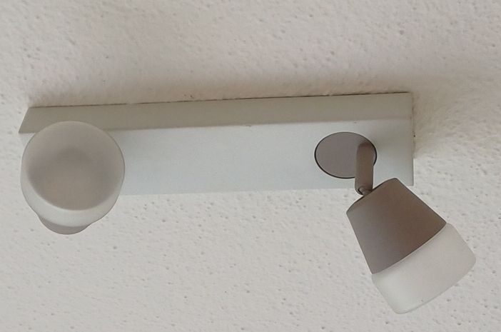 Kronleuchter & Deckenlampen: Zeitlose LED Deckenlampe mit zwei Spots einwandfrei – Gebraucht aus Zürich von Kjhep