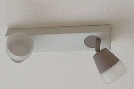 Zeitlose LED Deckenlampe mit zwei Spots einwandfrei