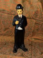 Figurine Charlie Chaplin, costume noir, bon état