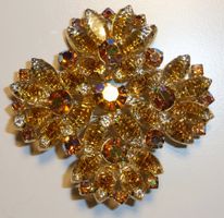 Imposante Brosche mit getigerten Navettes und AB-Strass