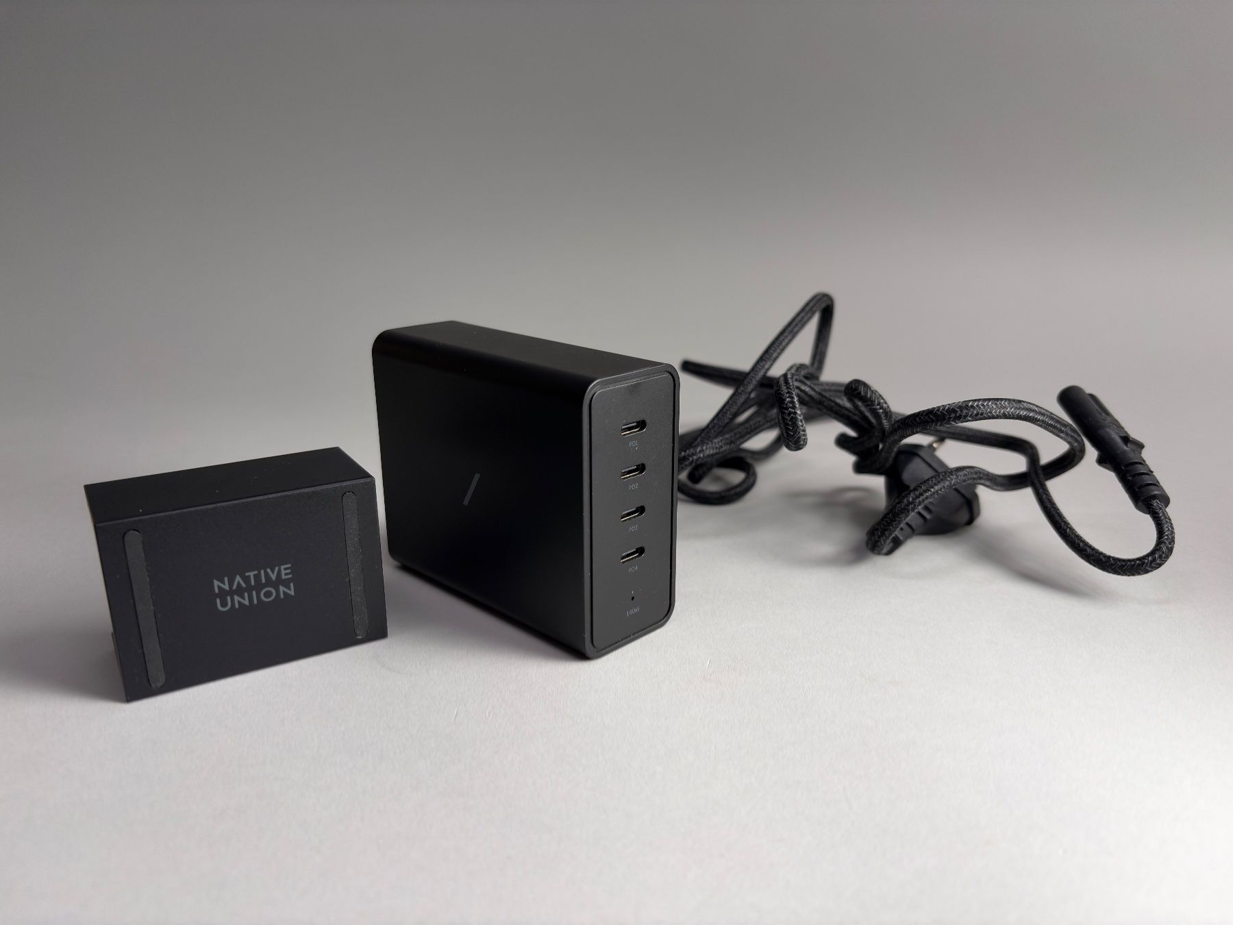 Native union Caricabatterie: Native Union Fast Desktop Charger 140 W – Usato da Aarau venduto da pxoint