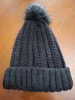 Berretto  nero con pompon in poliestere nuovo
