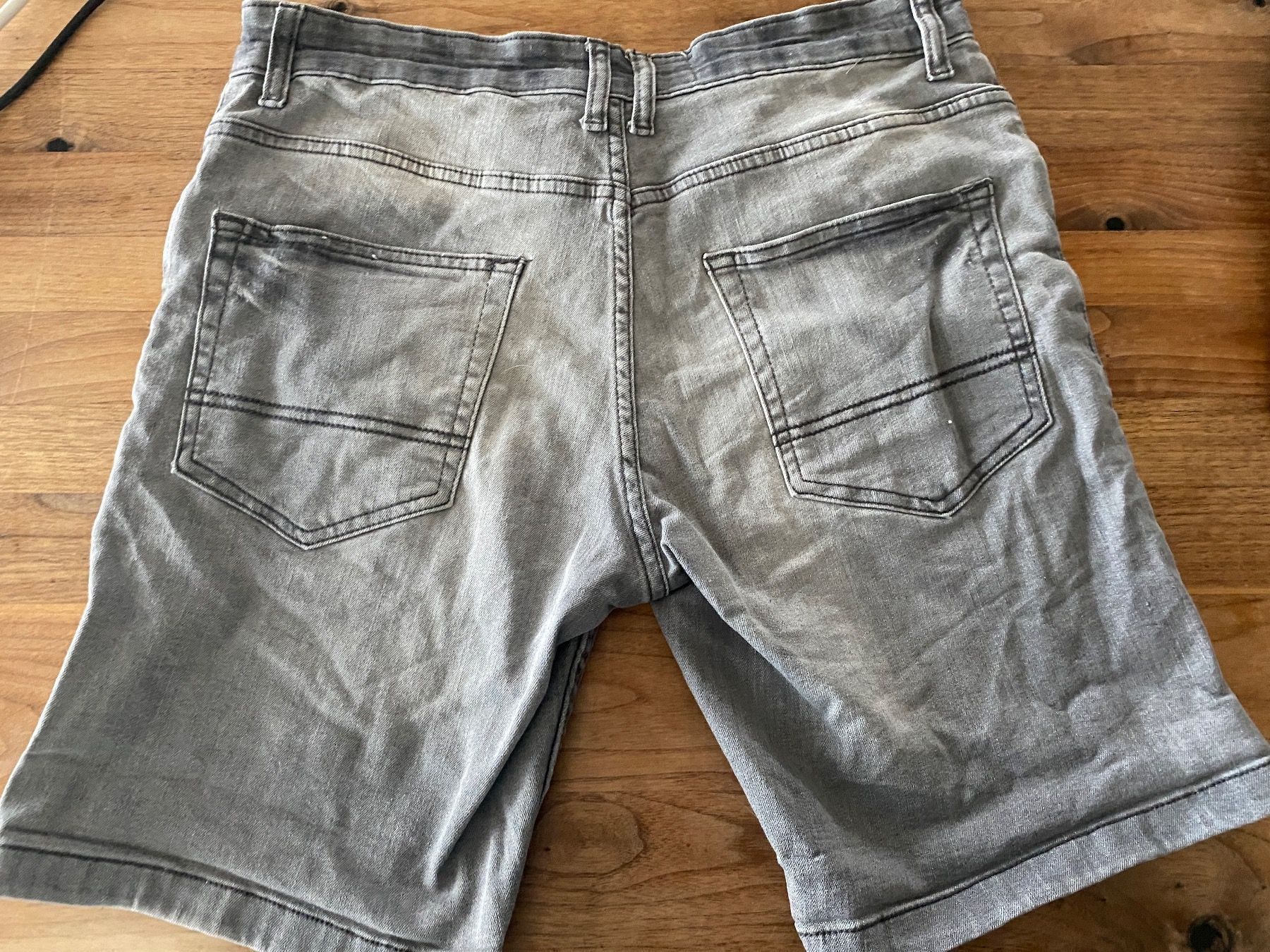 Jeans: Jeans Shorts Schwarz Gr. 48 – Usato da Schnottwil venduto da Garuso 2