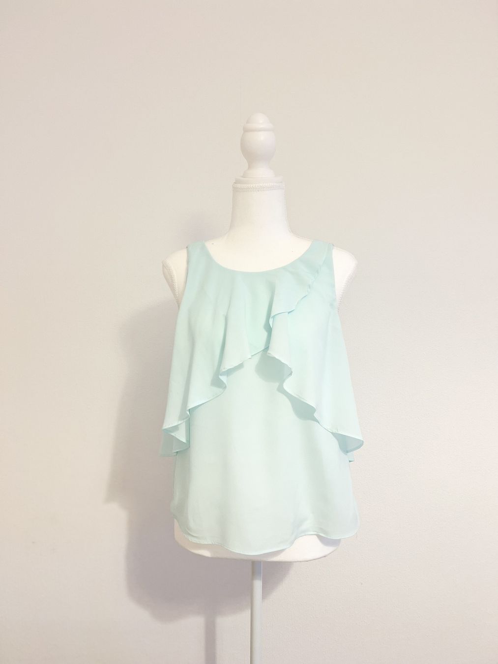 Top: Top turquoise NEUF – Nuovo (secondo la descrizione) da Lausanne venduto da Greenbyaudrey