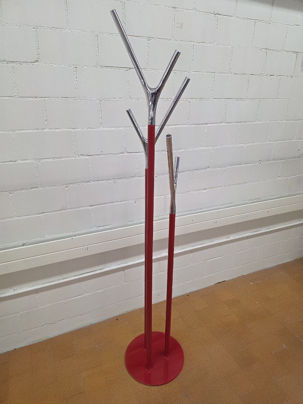 Guardaroba: Frost - Wishbone Designer Kleiderständer – Usato da Lichtensteig venduto da Usedinstorecom 3