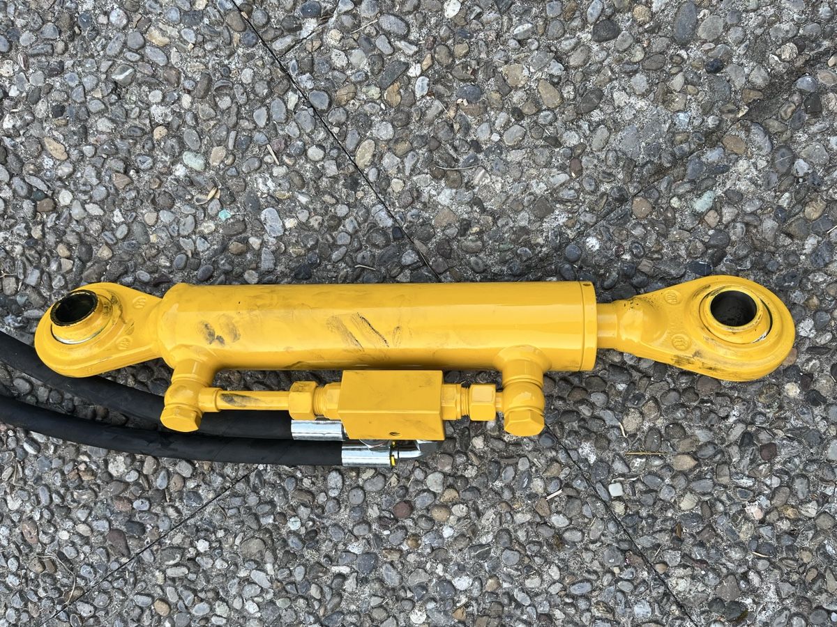 Sonstiger Industriebedarf: Hydraulischer Oberlenker mit Schläuchen – Neu (gemäss Beschreibung) aus Fischingen von nat_9qn7 1