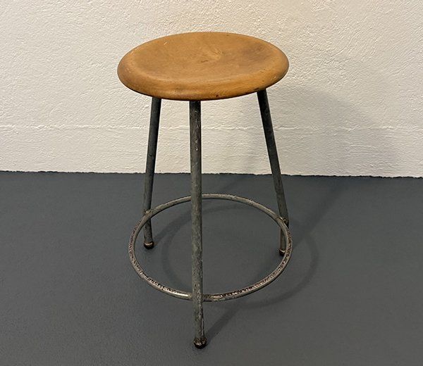 Hocker: Werkstatthocker mit Holzsitz und Metallgestell – Gebraucht aus Zürich von paristurin