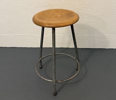 Werkstatthocker mit Holzsitz und Metallgestell