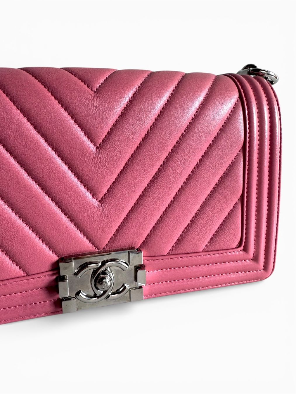 Chanel Taschen für Damen: CHANEL Lambskin Chevron Quilted Medium Boy Flap Tasche – Gebraucht aus Kriens von hannaandkiko 7