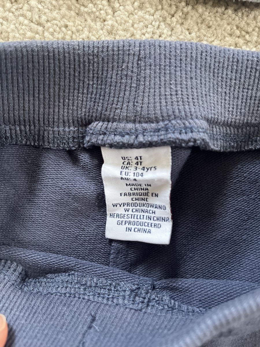 Lotti & Set di vestiti: tracksuit for boys, size 104cm – Usato da Villars-Bramard venduto da dadesc 1