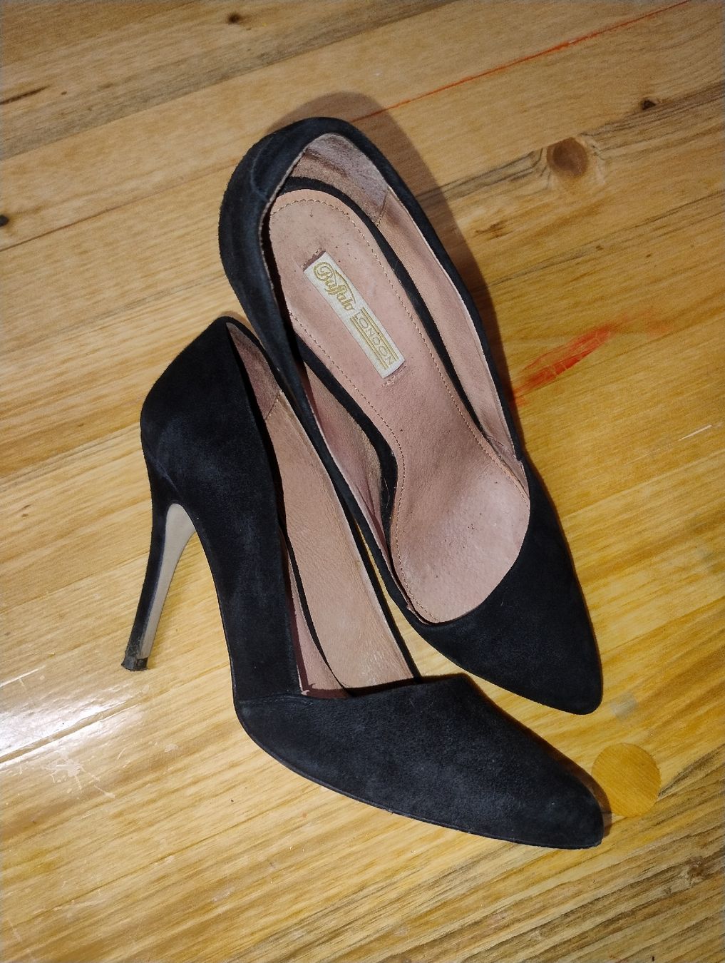Buffalo Damenschuhe: Buffalo Wildleder Pumps Schwarz – Gebraucht aus Ersigen von she9a