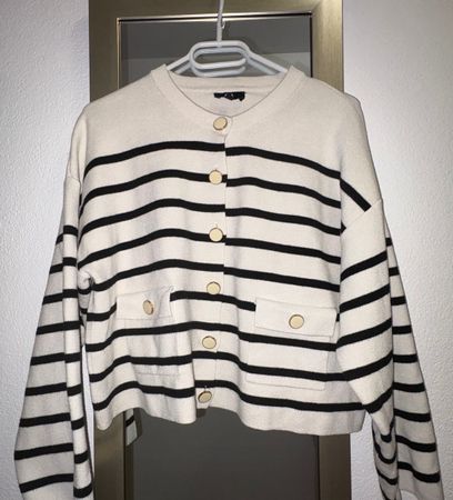 Gestreifte, kurze Strickjacke von C&A mit Knöpfen