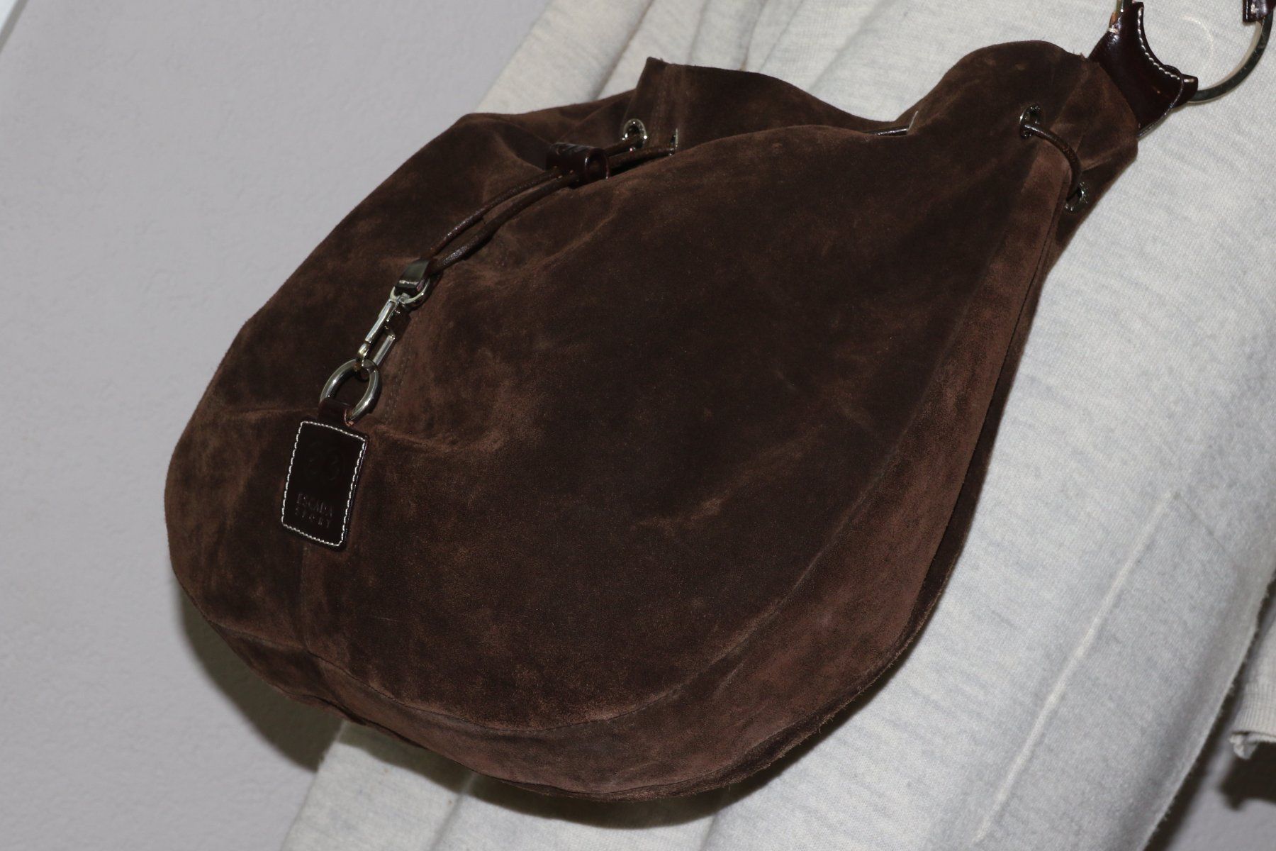 Escada Sacs femmes: ESCADA wunderschöne echt Wildledertasche – D'occasion à Oberwil-Lieli par Svetlana28 4