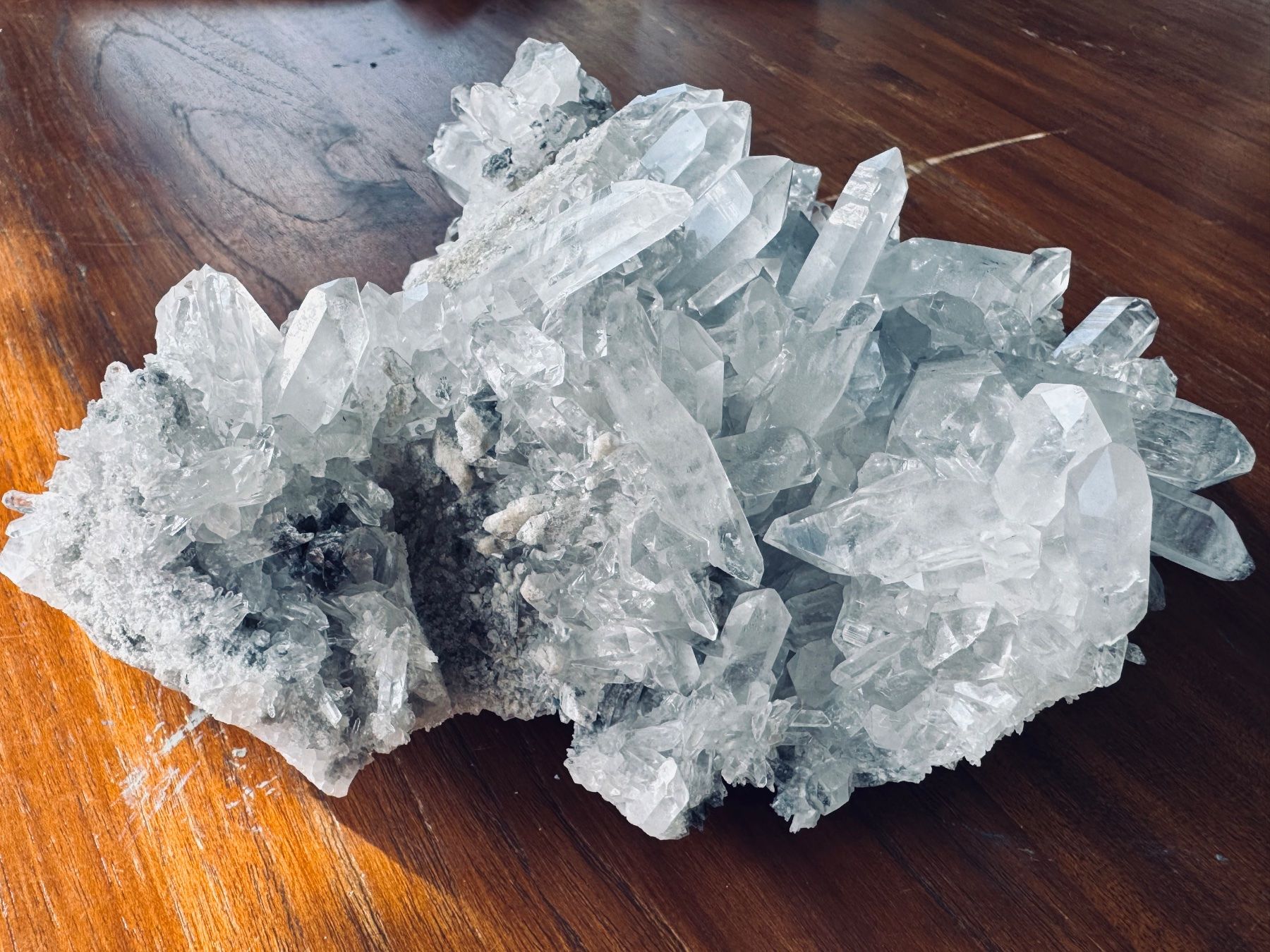 Minerali & Pietre curative: Bläuliche Quarz-Stufe aus Mathon, Schweiz – Nuovo e nell'imballaggio originale da Seeberg venduto da Mono1 5
