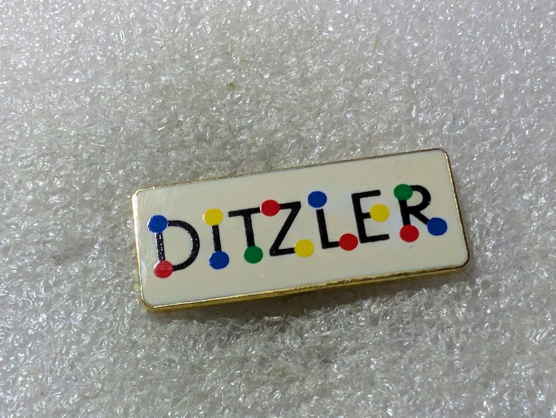 Plaketten & Abzeichen: Ansteckpin 149: Ditzler – Gebraucht aus Oppligen von Pin-Fall-Shop