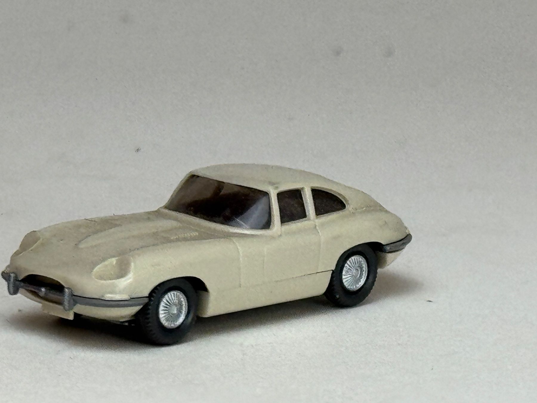 Wiking Modellini d'auto: GB-Wiking Jaguar Typ E hellelfenbein – Usato da Elm venduto da Wikmtz