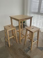 Hochtisch mit zwei Hockern