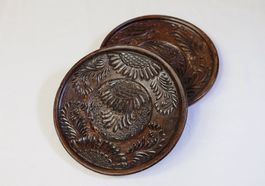 Anciennes assiettes en bois gravé