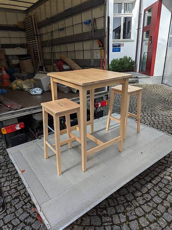 Set di tavolo e panche: IKEA Bartisch mit 2 Barhockern (Massivholz, hell) – Usato da Sissach venduto da nba_d6kh