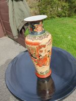 Vase Japonais haut. 36cm. décors en relief