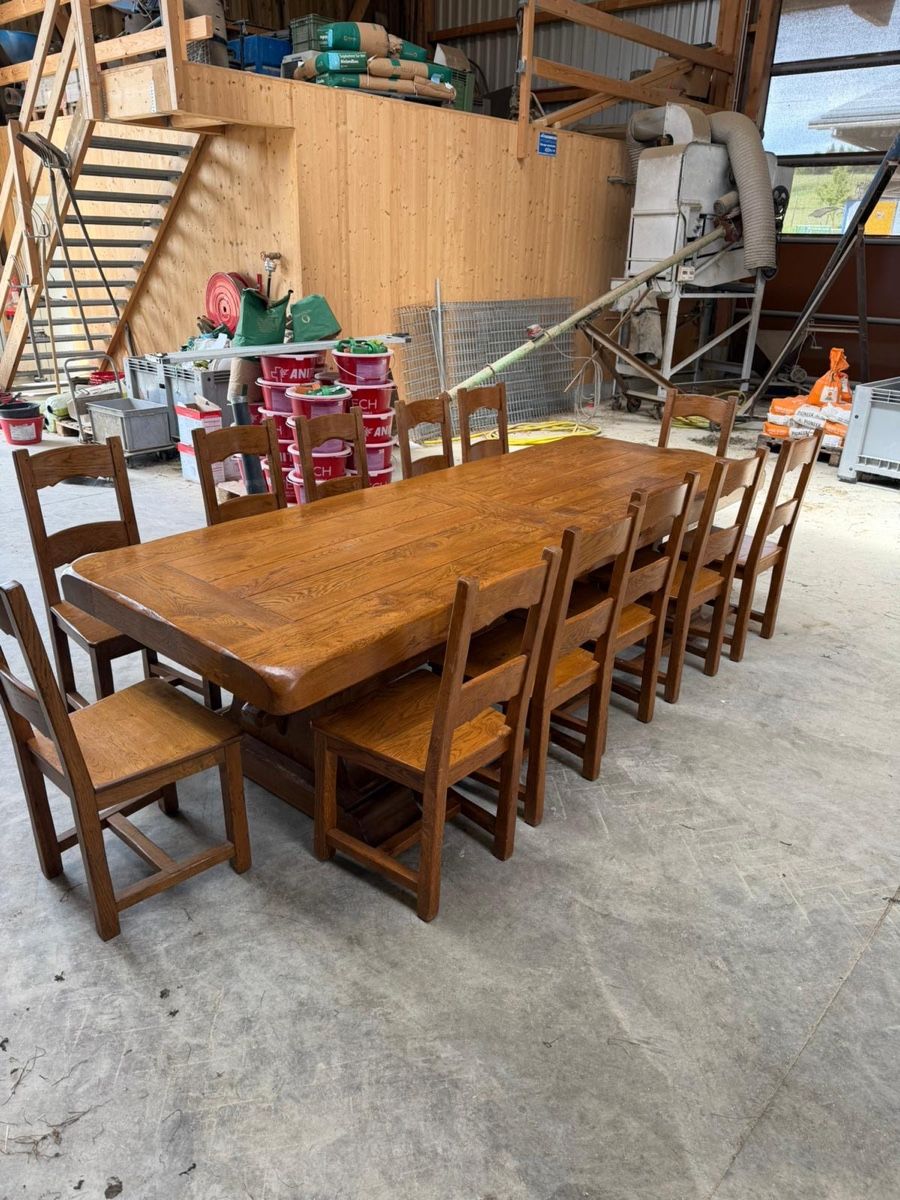 Set di tavolo e panche: Table en chêne massif avec ses 12 chaises – Usato da St-Légier-Chiésaz venduto da murfus 2