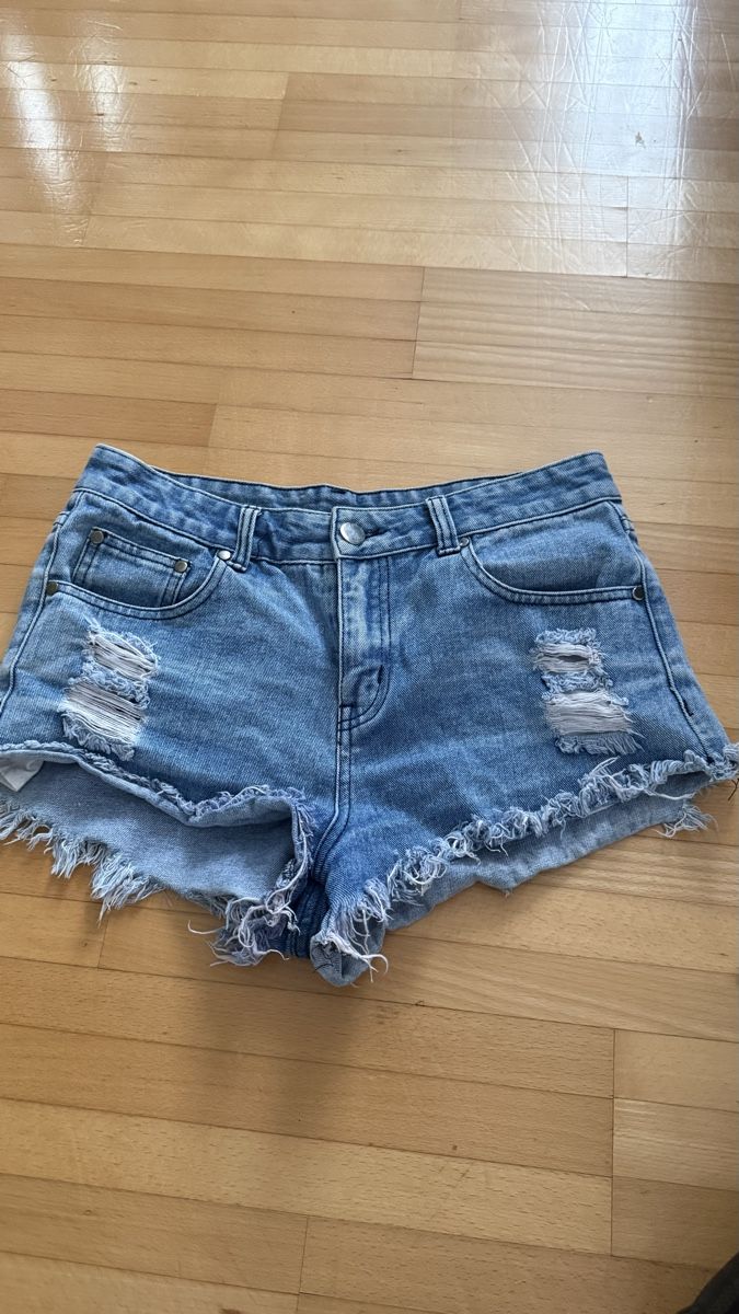 Pantaloni: Denim Shorts light blue ripped size M – Usato da Ueberstorf venduto da man_p2fy