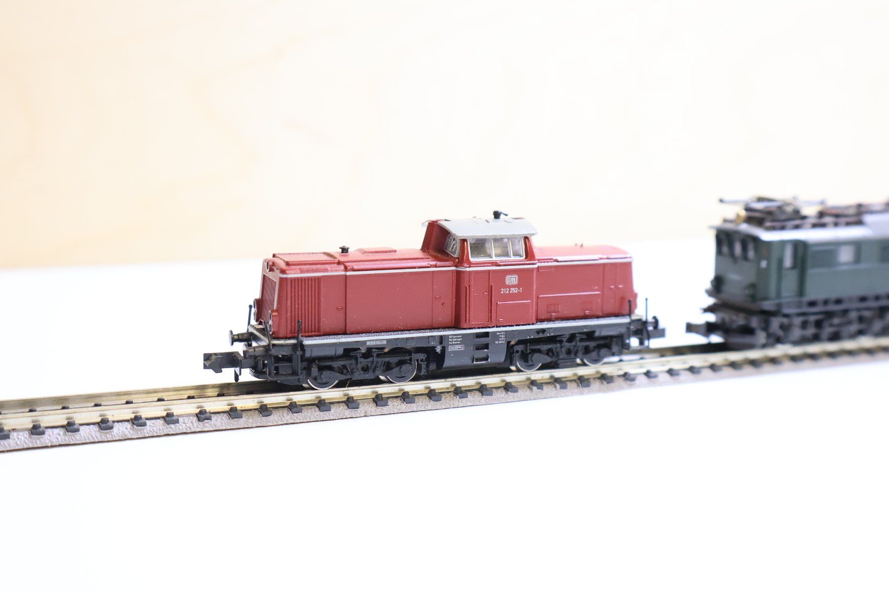 Fleischmann Modelleisenbahnen: Fleischmann/Roco Rangierlok mit Telex + E-Lok  - Spur N – Gebraucht aus Winterthur von Monstera 3