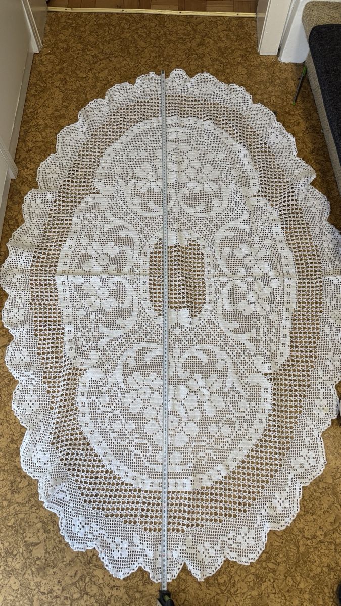 Autre linge de table: Ovales Deckchen gehäkelt weiss – D'occasion à Zürich par Belisimo