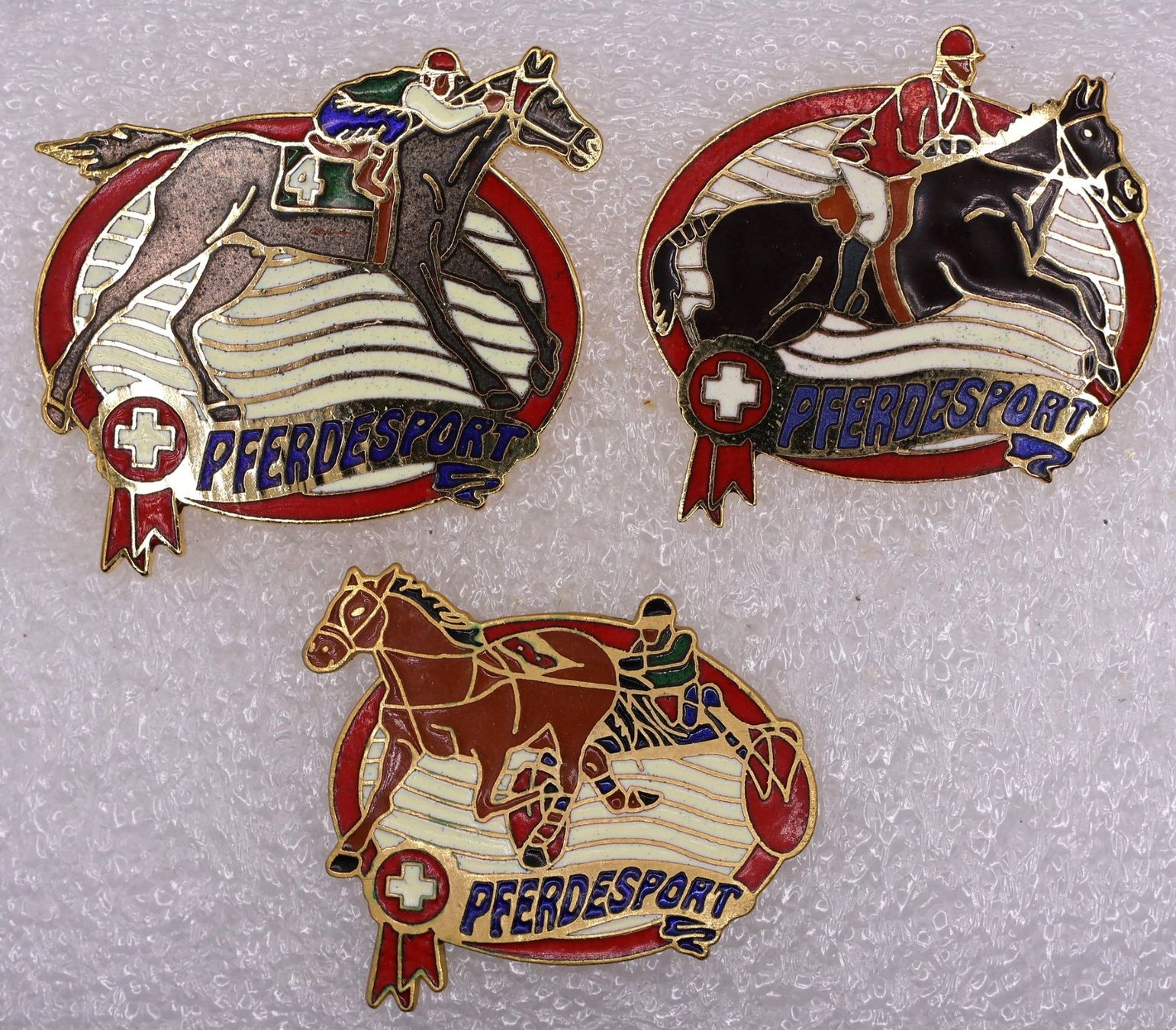 Plaketten & Abzeichen: 3 Pins  PFERDESPORT – Gebraucht aus Winterthur von Sammleroase