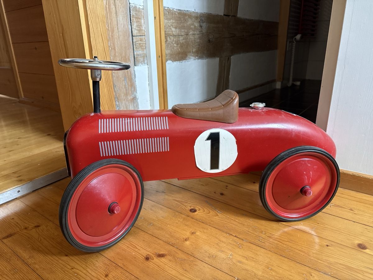 Giocattoli: Goki Retro Schleife Auto rot – Usato da Herisau venduto da Jampesko