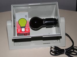 Dukalampe mit roter und grüner Glühbirne