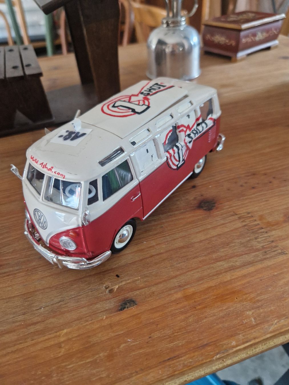 Volkswagen Modellautos: VW Bus Modellauto mit Aufklebern, Geschenkidee – Gebraucht aus Mörigen von Clio111
