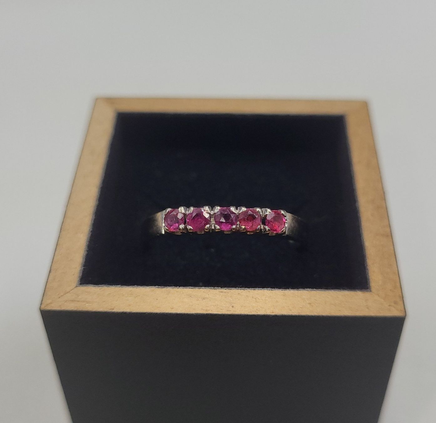 Anelli: 585 Weiss Gold Ring Mit Rubine – Usato da Wald ZH venduto da Dasilver