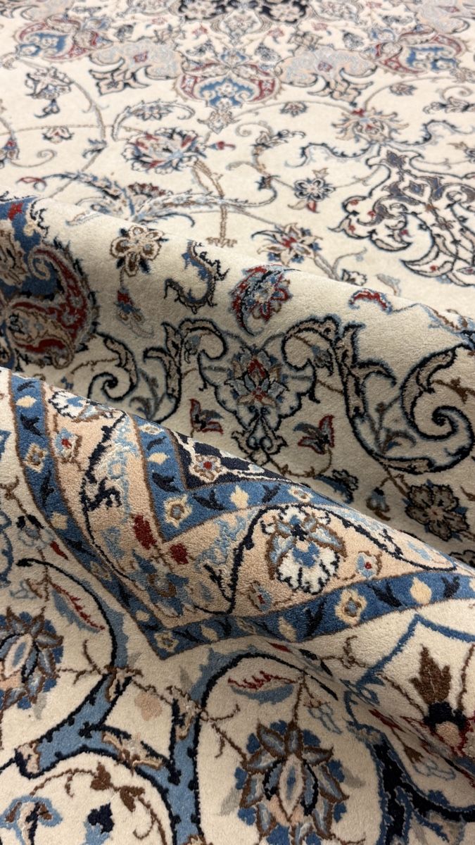 Teppiche: GHOM Seide Orientteppich mit Blumenmuster hellblau beige – Gebraucht aus Reinach BL von BachoferRaeumungen 7
