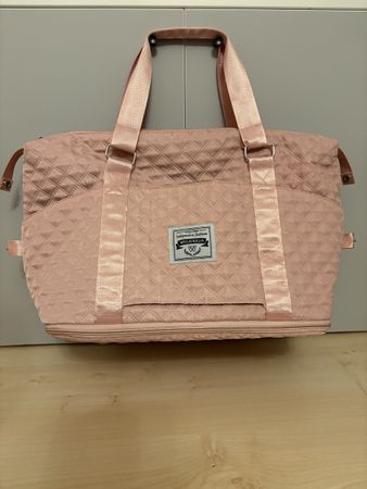 Rosa Reisetasche/Sporttasche mit viel Stauraum – Wie Neu!