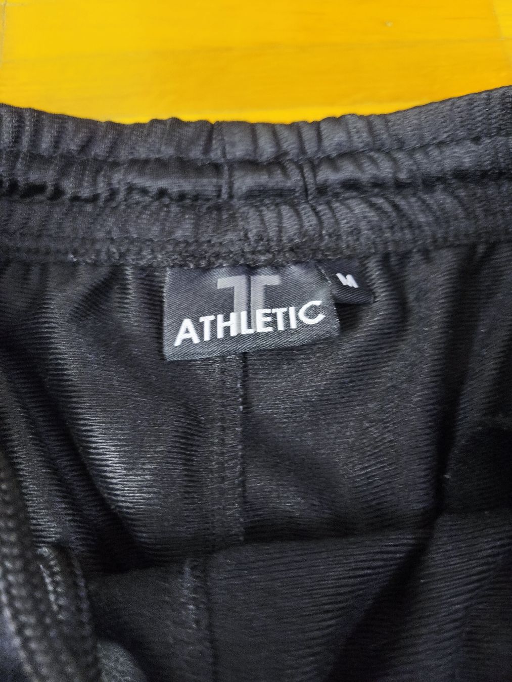 Pantaloni: Kurze Sporthose Athletic Schwarz Grösse M – Usato da Winterthur venduto da leovale 1