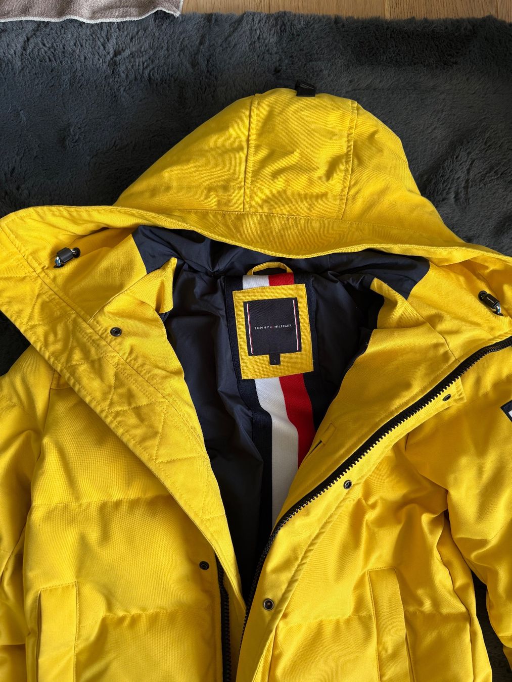 Tommy Hilfiger Giacche: Tommy Hilfiger Daunenjacke Gelb – Nuovo (secondo la descrizione) da Küsnacht ZH venduto da jul_2bwq 1