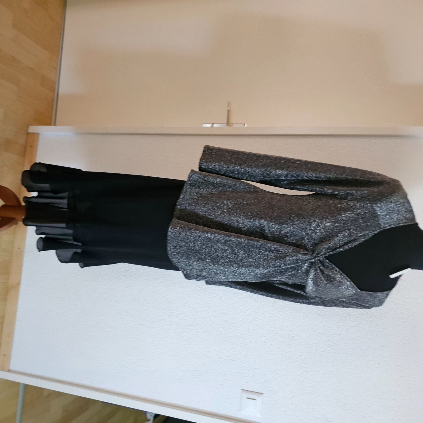 Maglioni & Felpe: Sehr elegantes kleider paket Gr. 42, – Nuovo e nell'imballaggio originale da wolfhalden venduto da 46464646 5