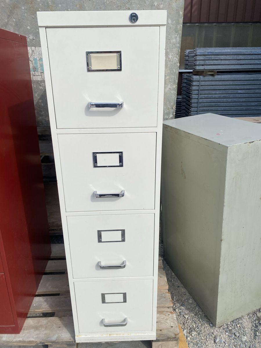 Lista Armadi: Lista Schrank Metall 4 fach – Usato da Effretikon venduto da Metiiiii