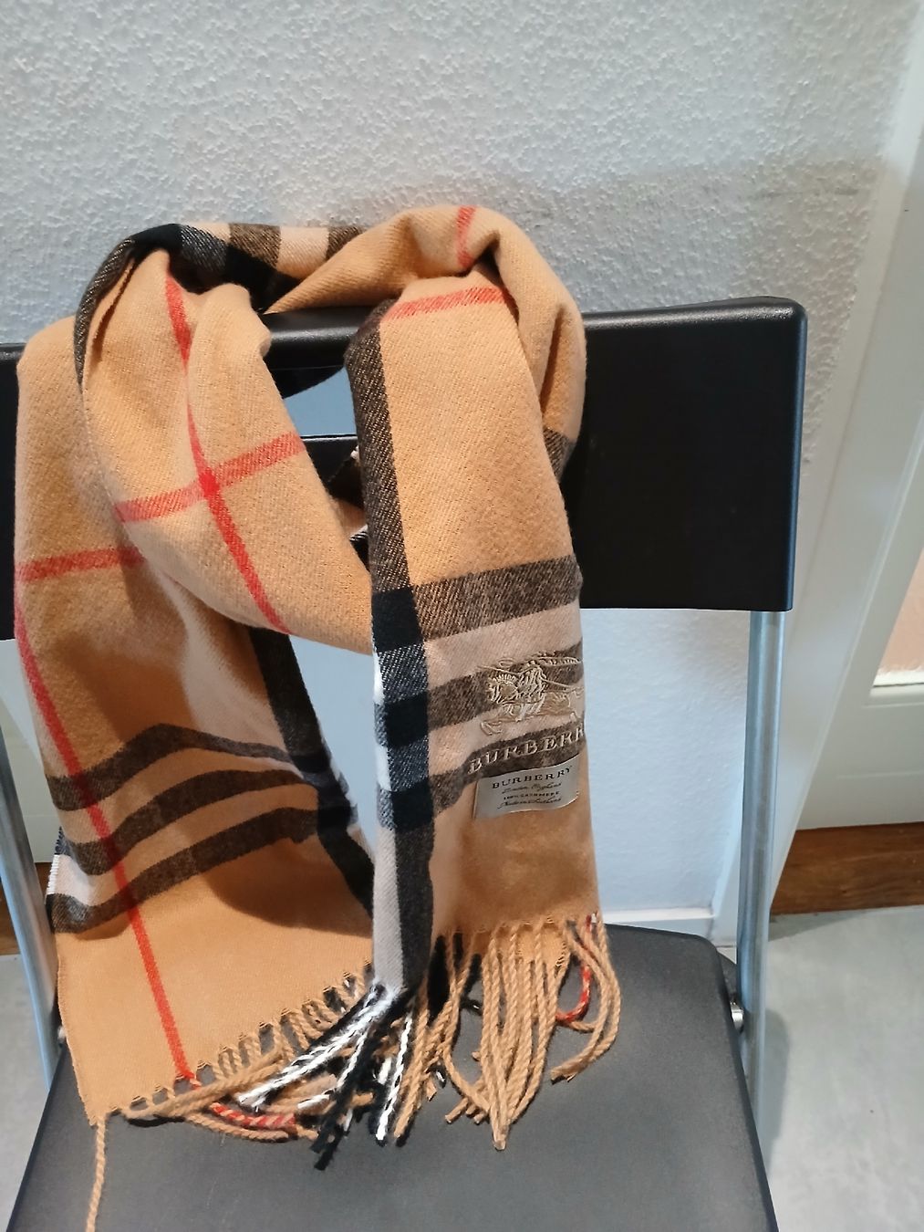 Burberry Foulard & Sciarpe: Écharpe Burberry classique,doux pour la saison – Usato da Renens VD venduto da Kizberg. 1