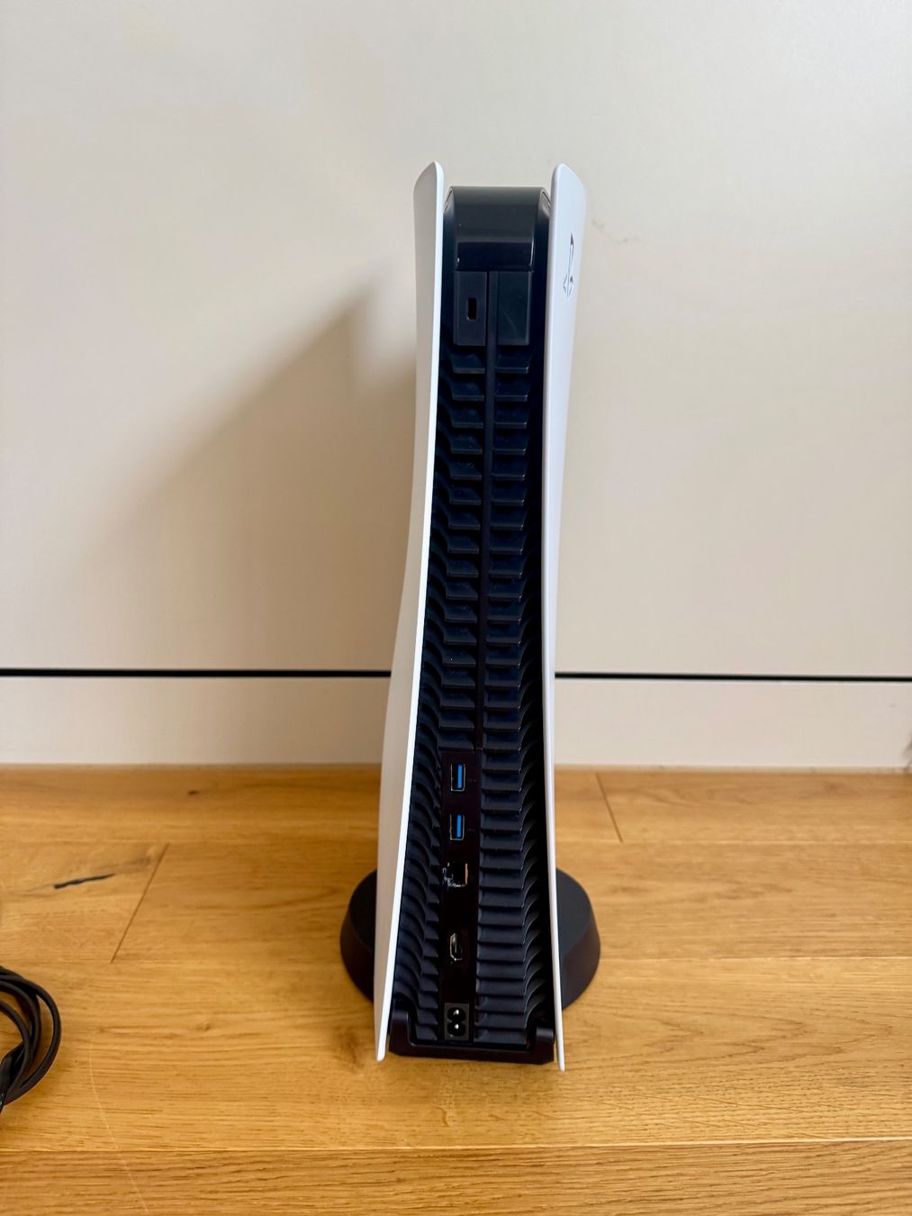 Sony Konsolen: PS5 Disc Edition mit 2 x DS Controller + PS5 Kopfhörer – Gebraucht aus Nottwil von Sukhoi 4