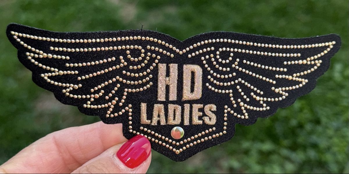 Harley-Davidson Placchette & Badge: HD Logo mit Flügel – Nuovo e nell'imballaggio originale da Nürensdorf venduto da monric