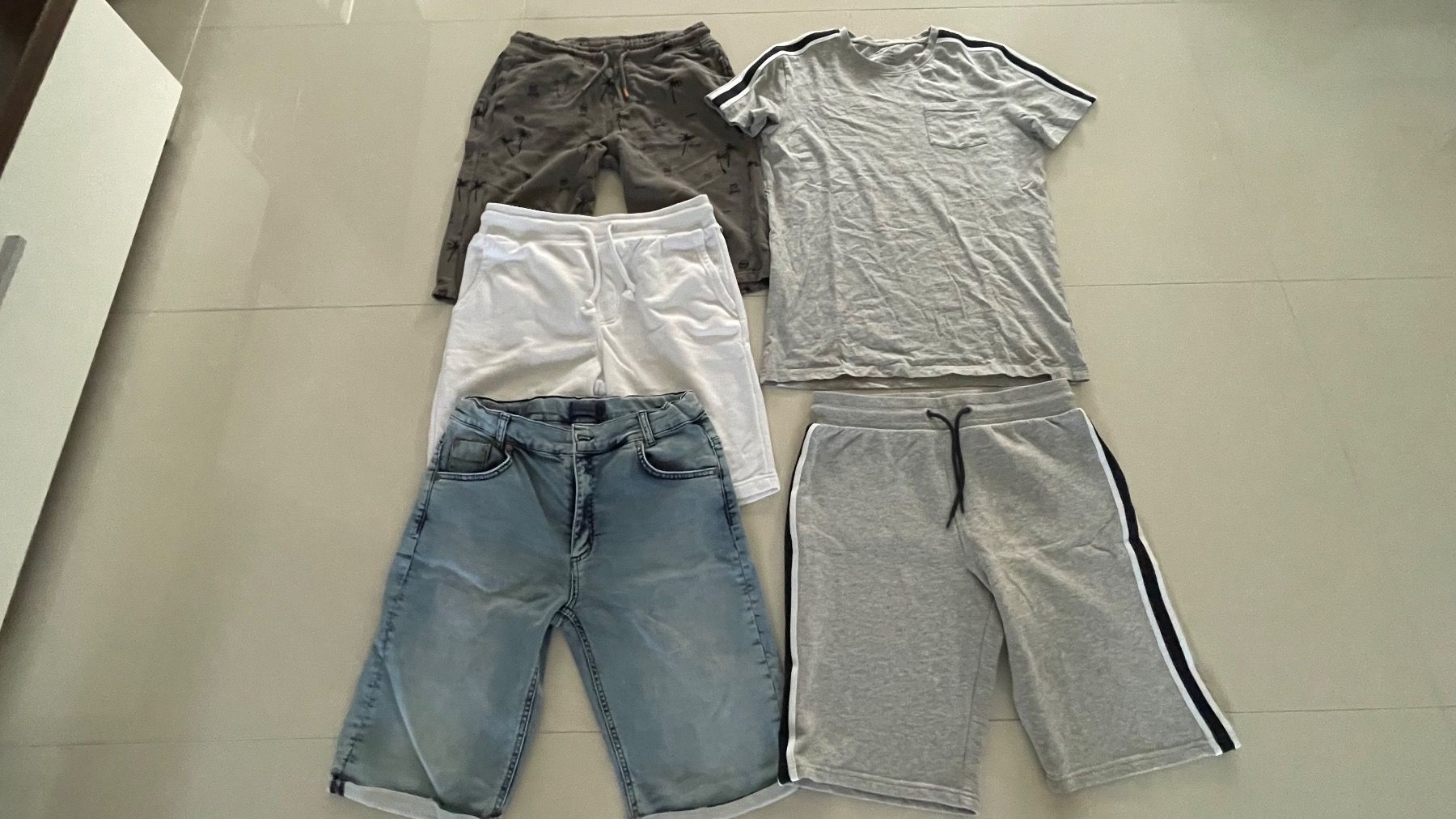 Kleiderpakete & -sets: 3 Knabenshorts und 1 Set – Gebraucht aus Rheineck von pssesolnet 1