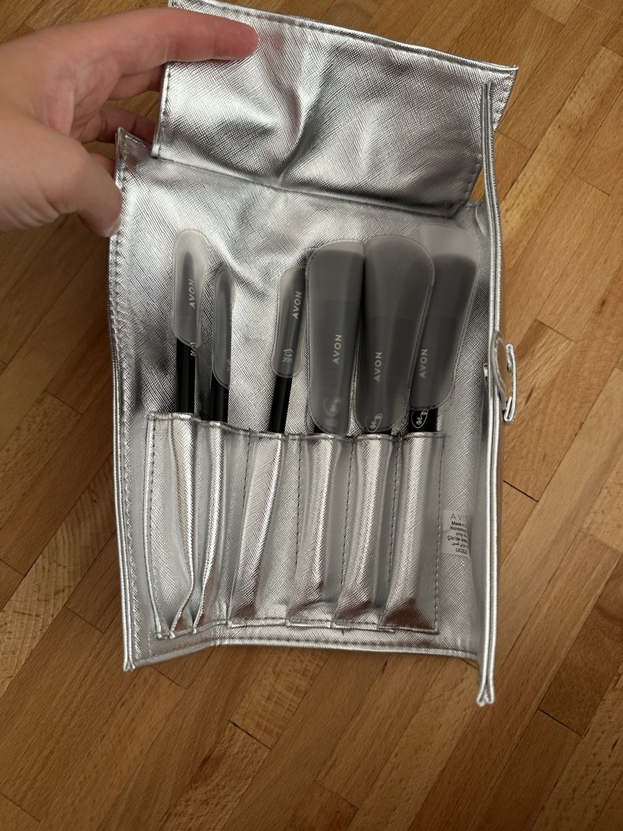 Kosmetikkoffer: Avon Make-up Brush Set with Silver Pouch New – Neu und originalverpackt aus Luins von vvs_7kqr 1