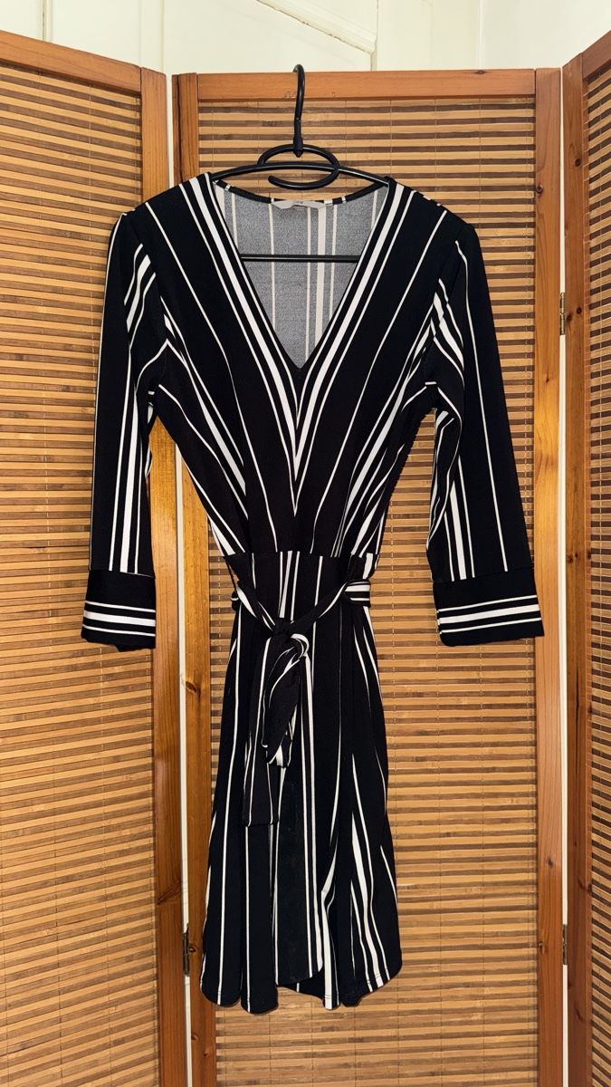 H&M Robes: Kleid H&M, 38 schwarz/weiss – D'occasion à Gümligen par morticiaaddams