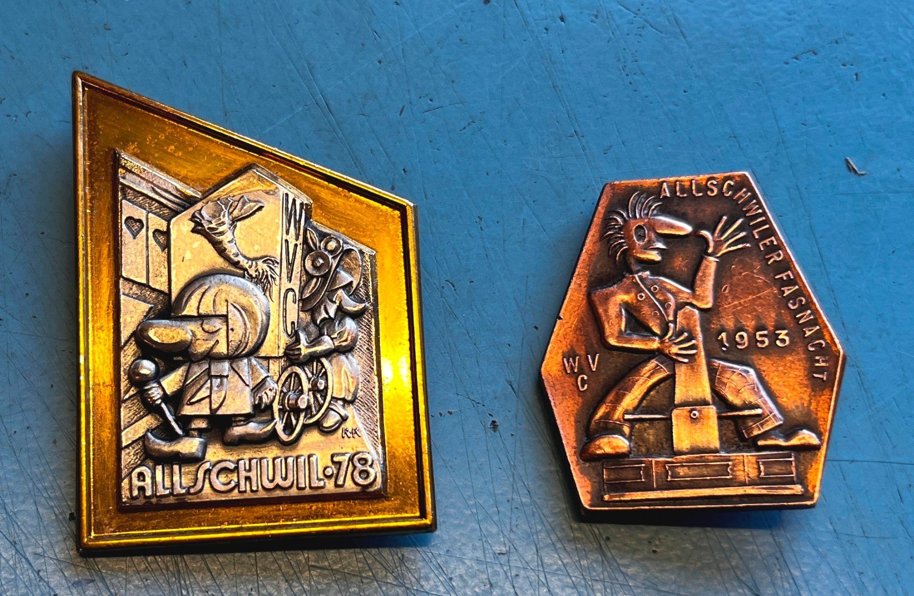 Placchette & Badge: Fasnachtsplaketten, Allschwill 1953, 1978 – Usato da Obernau venduto da Wgnom